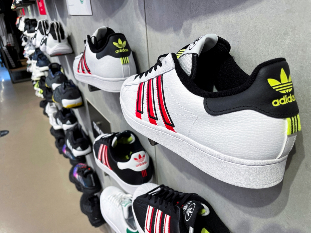 Adidas shoes are seen in an Adidas store on the day the German company terminated its partnership with the American rapper and designer Kanye West, now known as Ye, in Garden City, New York, U.S., October 25, 2022. REUTERS/Shannon Stapleton REFILE  /사진=로이터=뉴스1