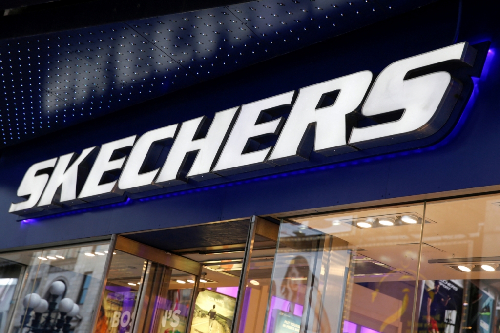 The outside of a Skechers shoe store is seen at Times Square in New York May 2, 2014. Sport shoes maker Skechers USA Inc said on Friday it will explore buying a stake in the Los Angeles Clippers basketball team, whose owner is at the center of a storm over alleged racist remarks. Skechers said it was consulting with its advisers about leading an investment group to acquire an interest in the team. REUTERS/Shannon Stapleton (UNITED STATES - Tags: BUSINESS SPORT BASKETBALL)  /사진=로이터=뉴스1
