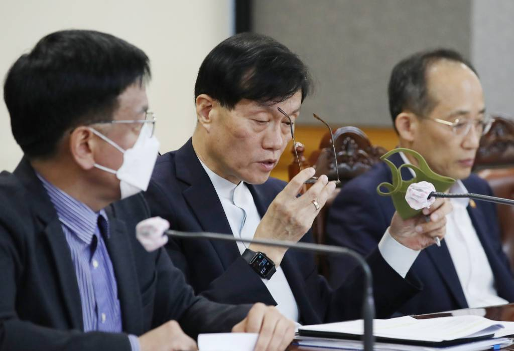 [서울=뉴시스] 김진아 기자 = 이창용 한국은행 총재가 23일 오후 서울 중구 은행회관에서 열린 비상 거시경제 금융회의 브리핑에서 취재진의 질문에 답하기 위해 마스크를 벗고 있다. 왼쪽부터 최상목 대통령실 경제수석비서관, 이 총재, 추경호 경제부총리 겸 기획재정부 장관. 2022.10.23.