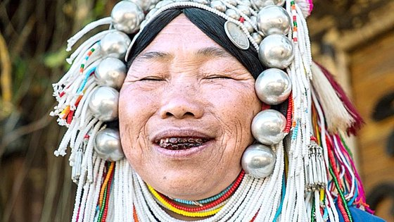 빈랑열매를 씹으면 입이 붉게 물든다. /사진=SCMP