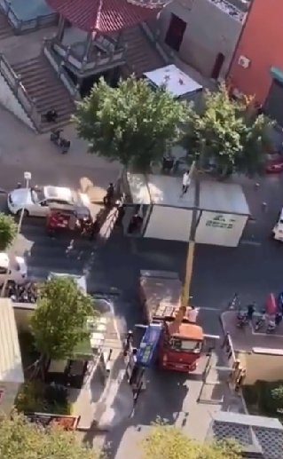 '제로코로나' 정책을 고수하며 코로나19 확진자를 크레인으로 옮기는 중국 / 사진=트위터