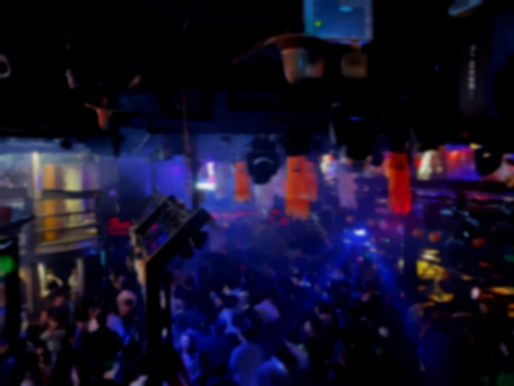 28일 밤 10시쯤 서울 강남역 인근 클럽에 사람들이 붐비고 있다./사진=유예림 기자