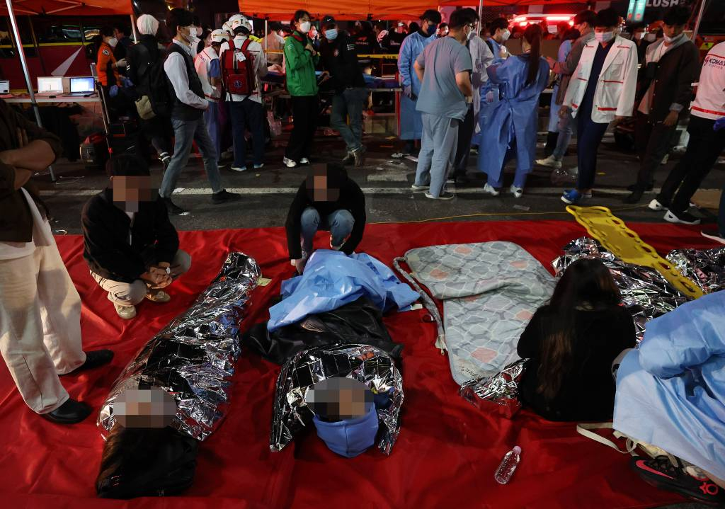 [서울=뉴시스] 백동현 기자 = 지난 29일 밤 서울 용산구 이태원 일대에서 대규모 압사사고가 발생한 가운데 30일 새벽 구급대원들이 환자들을 돌보고 있다. 경찰에 따르면 이날 이태원에는 10만명 이상의 인파가 몰렸다. 2022.10.30.