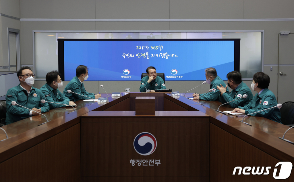 (서울=뉴스1) 오대일 기자 = 윤석열 대통령이 30일 오전 정부서울청사 중앙재난안전상황실에서 이태원 핼러윈 압사사고 관련 긴급 상황점검회의를 주재하고 있다. (대통령실 제공) 2022.10.30/뉴스1  Copyright ? 뉴스1. All rights reserved. 무단 전재 및 재배포 금지.