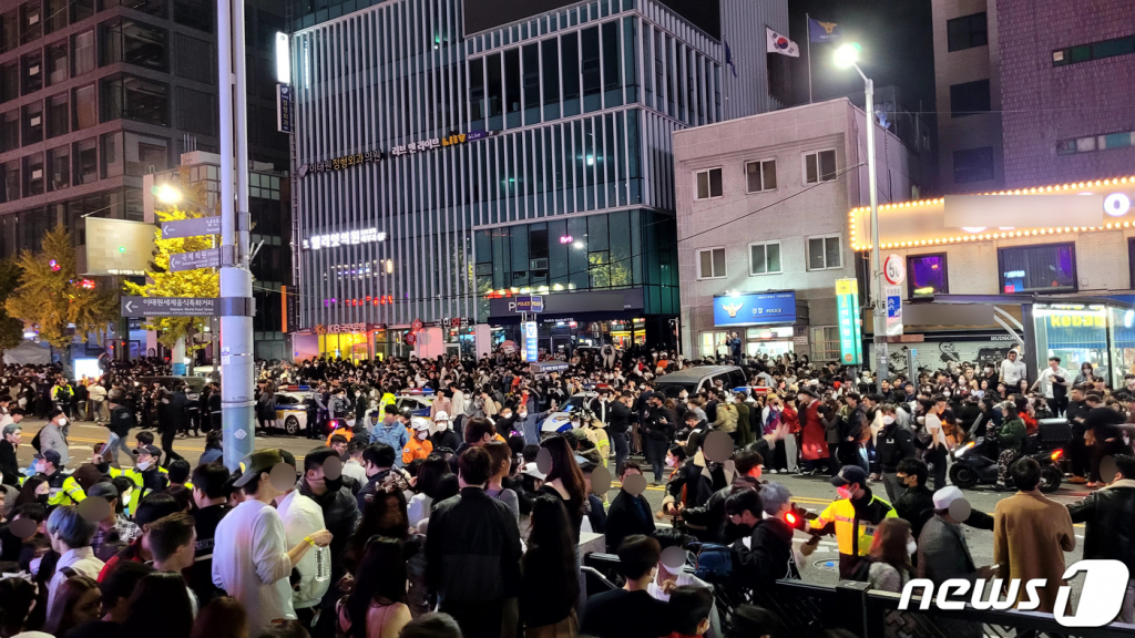 (서울=뉴스1) 김예원 기자 = 30일 새벽 서울 용산구 이태원 일대에서 의료진과 경찰, 소방대원들이 대규모 압사사고가 발생한 지역을 수습하고 있다.  소방당국은 핼로윈 데이를 맞아 이태원에 인파가 몰리명서 압사 사고가 발생한 것으로 추정하고 있으며, 사고로 발생한 인명피해는 이날 오전 6시 기준 현재 사망 149명, 중상 19명, 경상 57명이다. 2022.10.30/뉴스1  Copyright ? 뉴스1. All rights reserved. 무단 전재 및 재배포 금지.