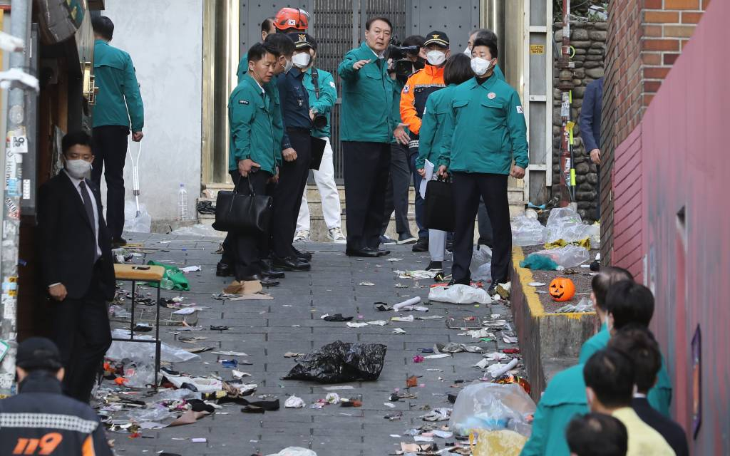 [서울=뉴시스] 김금보 기자 = 윤석열 대통령이 30일 오전 서울 용산구 이태원 압사 사고 현장을 살펴보고 있다. 2022.10.30.