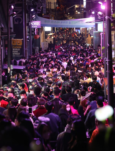 지난해 핼러윈을 맞은 이태원 거리의 사진이 온라인 커뮤니티에서 공유되고 있다./사진=온라인 커뮤니티