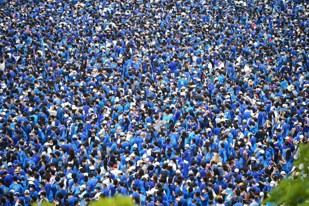 8월 13일 오후 대구 수성구 대구스타디움에서 열린 공연을 찾은 관객들이 입장을 기다리고 있다./사진=뉴시스