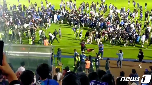 인도네시아 축구 경기장에서 벌어진 난동으로 174명이 숨지는 '최악의 참사'가 발생했다./사진=뉴스1 