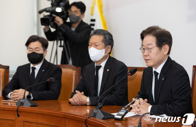 이재명 더불어민주당 대표가 30일 오전 서울 여의도 국회에서 이태원 사고 관련 입장을 표명하고 있다. 2022.10.30/뉴스1 ⓒ News1 이재명 기자