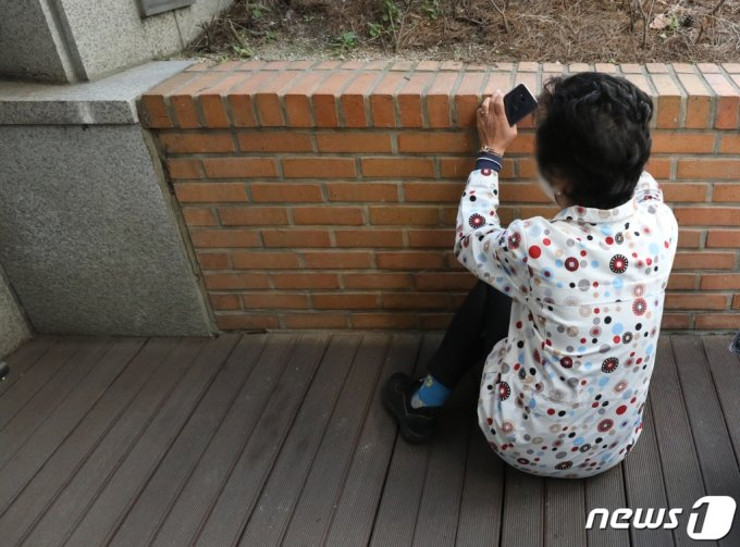 (서울=뉴스1) 송원영 기자 = 지난 29일 밤 서울 용산구 이태원 일대에 핼러윈 인파가 한꺼번에 몰리면서 대규모 압사 사고가 발생한 가운데 30일 서울 용산구 한남동 주민센터에 마련된 실종자 접수처 대기실에서 한 시민이 오열하고 있다. 2022.10.30/뉴스1 Copyright (C) 뉴스1. All rights reserved. 무단 전재 및 재배포 금지.