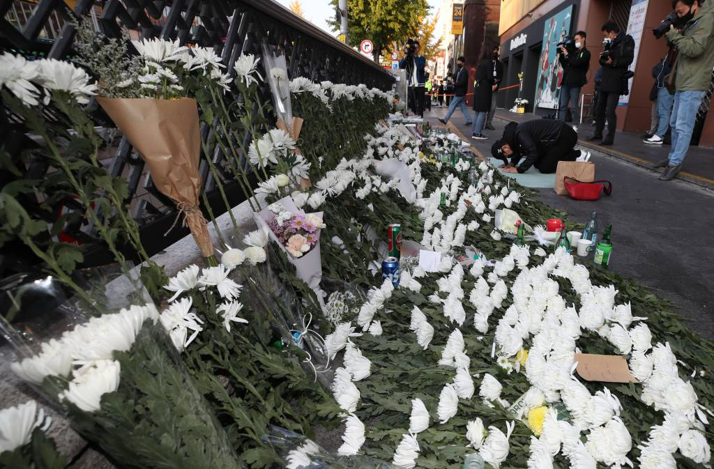 [서울=뉴시스] 조수정 기자 = 31일 오전 서울 용산구 이태원 압사 참사 현장 인근인 이태원역 1번출구 앞 희생자 추모공간에서 한 시민이 고인들을 애도하는 절을 하고  있다. 2022.10.31.