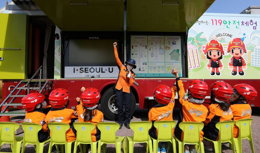 [서울=뉴시스] 백동현 기자 = 2022 서울안전한마당이 열린 22일 오전 서울 여의도공원 문화의마당에 마련된 안전체험 부스에서 어린이들이 안전체험 사전 교육을 받고 있다. 2022.09.22.