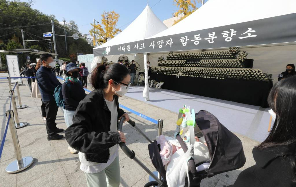31일 오후 서울 용산구 녹사평광장에 마련된 이태원 사고 사망자 합동분향소에서 한 시민이 아이를 태운 유모차를 끌고 조문 하고 있다. /사진=뉴시스