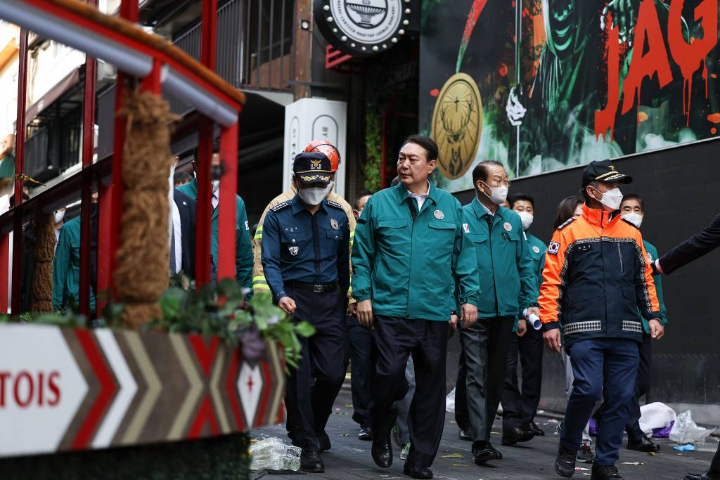 윤석열 대통령이 30일 오전 서울 용산구 이태원 핼러윈 사고 현장을 살펴보고 있다./사진제공=대통령실