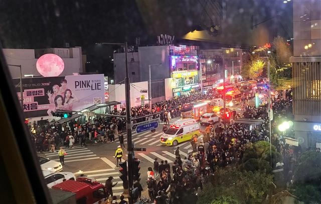 지난 30일 새벽 서울 용산구 이태원 일대에서 의료진과 경찰, 소방대원들이 대규모 압사사고가 발생한 지역을 수습하고 있다./사진=뉴스1