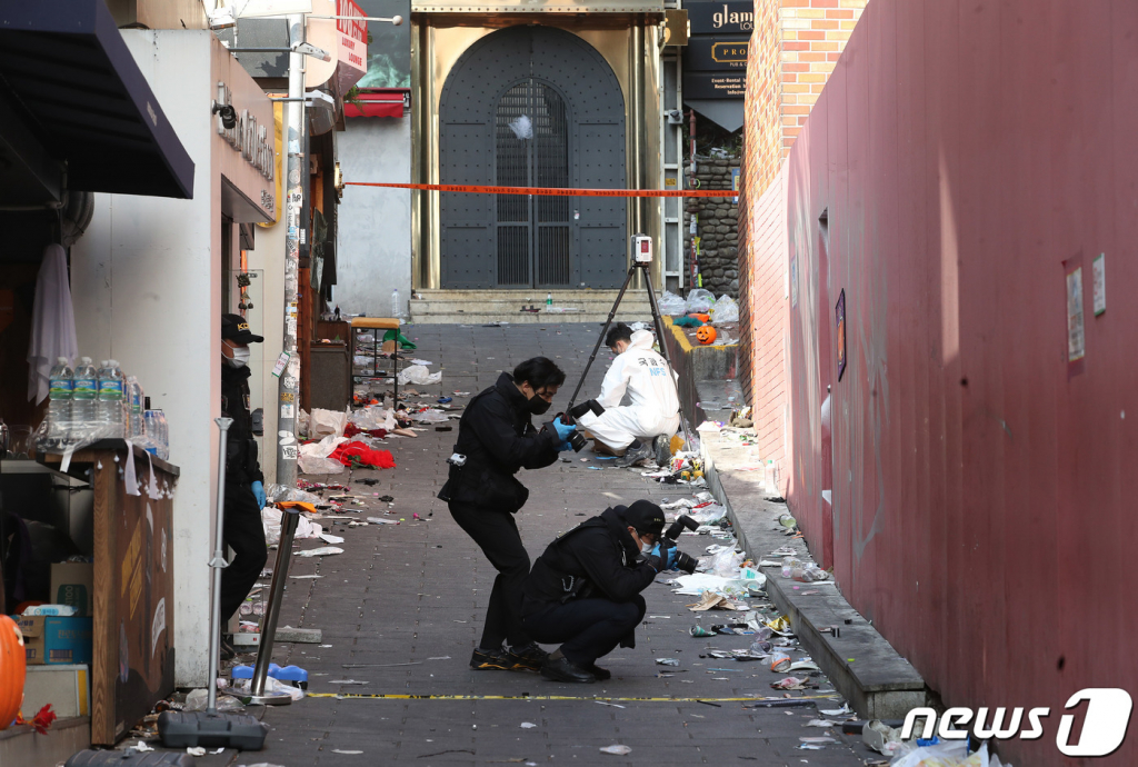 (서울=뉴스1) 구윤성 기자 = 서울경찰청 수사본부와 국립과학수사연구원 관계자들이 31일 오후 이태원 참사가 일어난 서울 용산구 이태원역 인근에서 현장감식을 진행하고 있다. (공동취재) 2022.10.31/뉴스1  Copyright ? 뉴스1. All rights reserved. 무단 전재 및 재배포 금지.