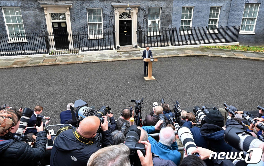 (런던 AFP=뉴스1) 우동명 기자 = 리시 수낵 영국 총리가 25일(현지시간) 런던 다우닝가 10번지 총리 관저 앞에서 첫 대국민 연설을 하고 있다.   ⓒ AFP=뉴스1  Copyright ? 뉴스1. All rights reserved. 무단 전재 및 재배포 금지.