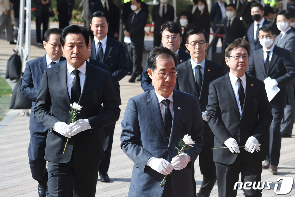 (서울=뉴스1) 박지혜 기자 = 한덕수 국무총리와 오세훈 서울시장, 박보균 문화체육관광부 장관 등이 31일 서울 중구 서울광장에 마련된 이태원 참사 합동분향소에서 희생자들을 추모하기 위해 이동하고 있다. (공동취재) 2022.10.31/뉴스1  Copyright ? 뉴스1. All rights reserved. 무단 전재 및 재배포 금지.