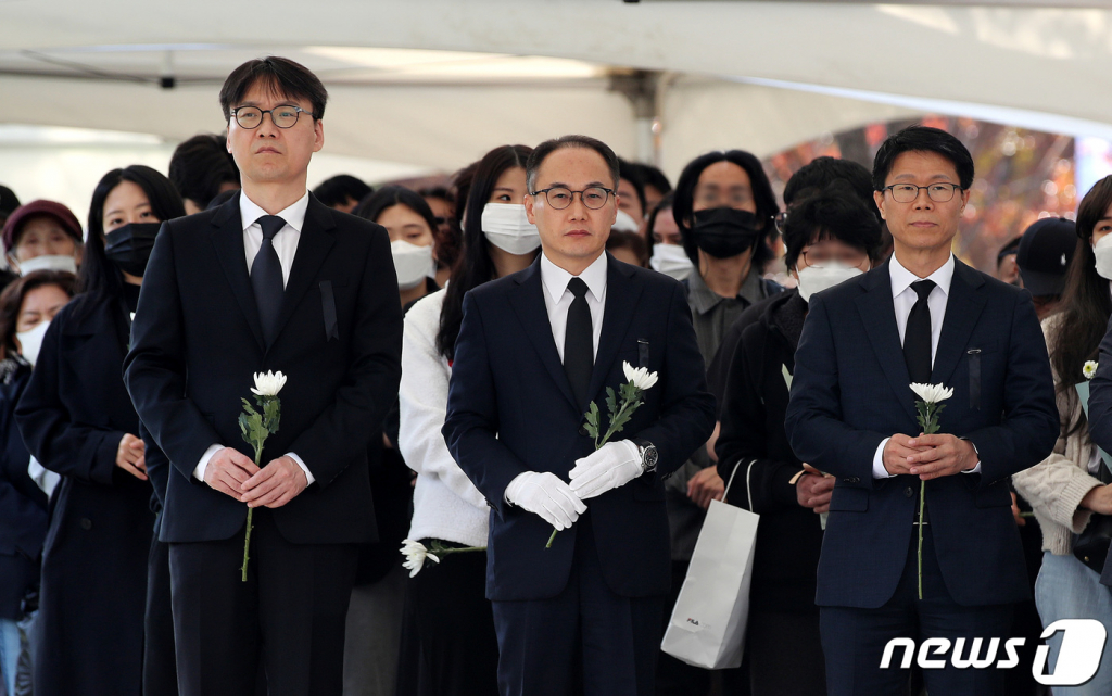 (서울=뉴스1) 박지혜 기자 = 이원석 검찰총장이 31일 서울광장에 마련된 이태원 사고 사망자 합동분향소를 찾아 헌화하기 위해 이동하고 있다.  2022.10.31/뉴스1  Copyright ? 뉴스1. All rights reserved. 무단 전재 및 재배포 금지.