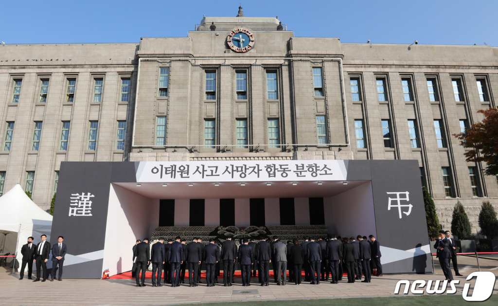 윤석열 대통령과 김건희 여사가 31일 오전 서울광장에 마련된 이태원 사고 사망자 합동분향소를 찾아 조문하고 있다.  이날 조문에는 김대기 비서실장과 김성한 국가안보실장, 김용현 경호처장, 이관섭 국정기획·이진복 정무·강승규 시민사회·김은혜 홍보·최상목 경제·안상훈 사회수석 등 대통령실 수석과 비서관급 참모진 등이 동행했다. /사진=뉴스1