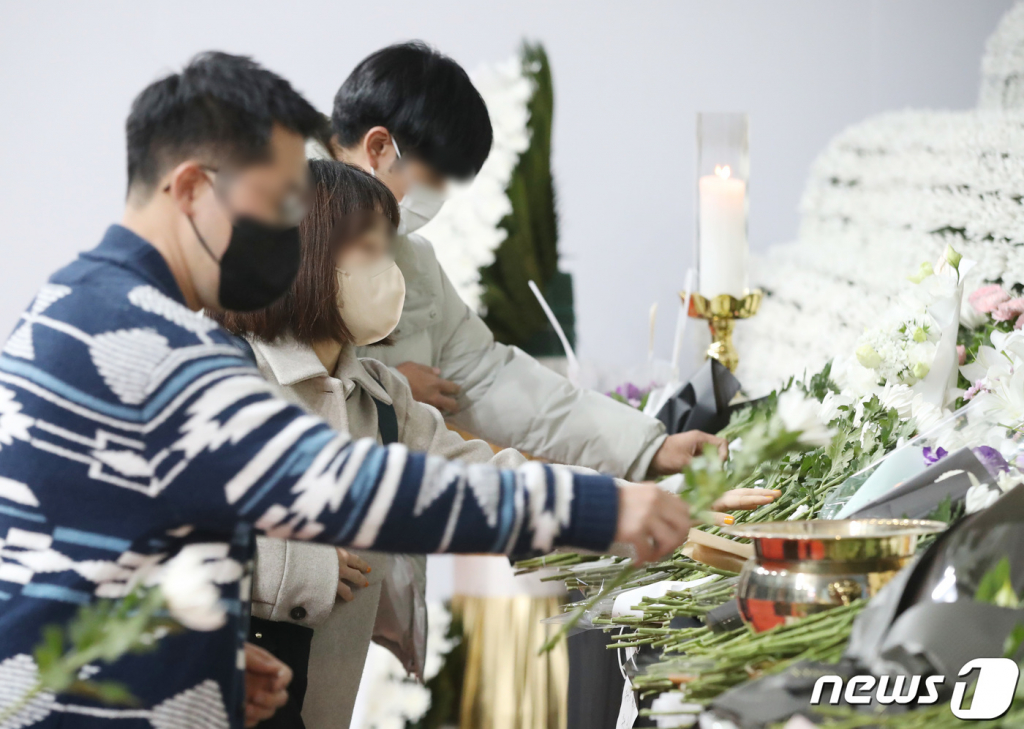 (서울=뉴스1) 임세영 기자 = 31일 오후 서울광장에 마련된 이태원 사고 사망자 합동분향소에서 시민들이 헌화를 하고 있다. 2022.10.31/뉴스1  Copyright ? 뉴스1. All rights reserved. 무단 전재 및 재배포 금지.