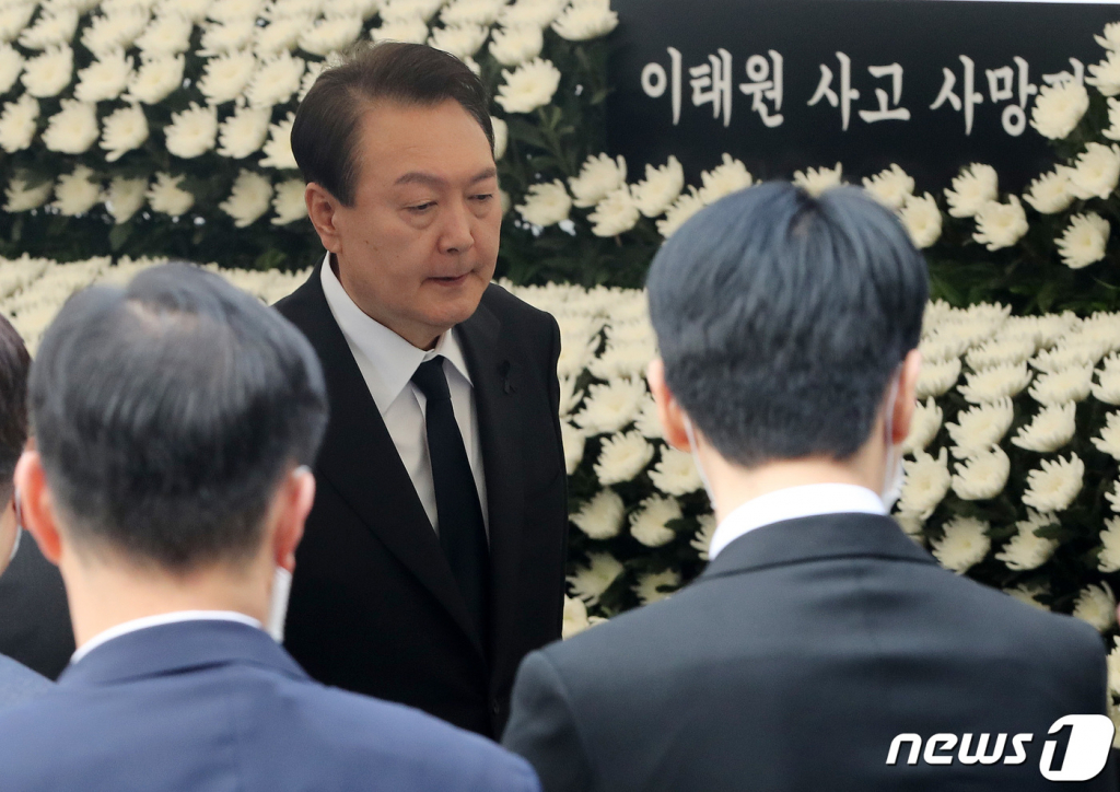 윤석열 대통령이 1일 오전 서울 용산구 녹사평역 광장에 설치된 이태원 사고 사망자 합동분향소를 찾아 헌화 후 밖으로 나서고 있다. /사진=뉴스1