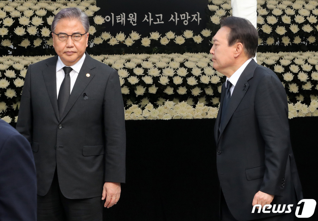 윤석열 대통령이 1일 오전 서울 용산구 녹사평역 광장에 설치된 이태원 사고 사망자 합동분향소에서 헌화를 마치고 나서고 있다. /사진=뉴스1