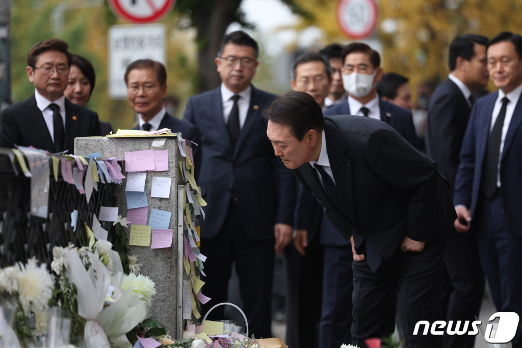 윤석열 대통령이 1일 오전 서울 용산구 이태원역 1번 출구에 마련된 이태원 핼러윈 압사 참사 추모공간을 찾아 시민들이 남긴 추모 메시지를 읽고 있다. (대통령실 제공) /사진=뉴스1