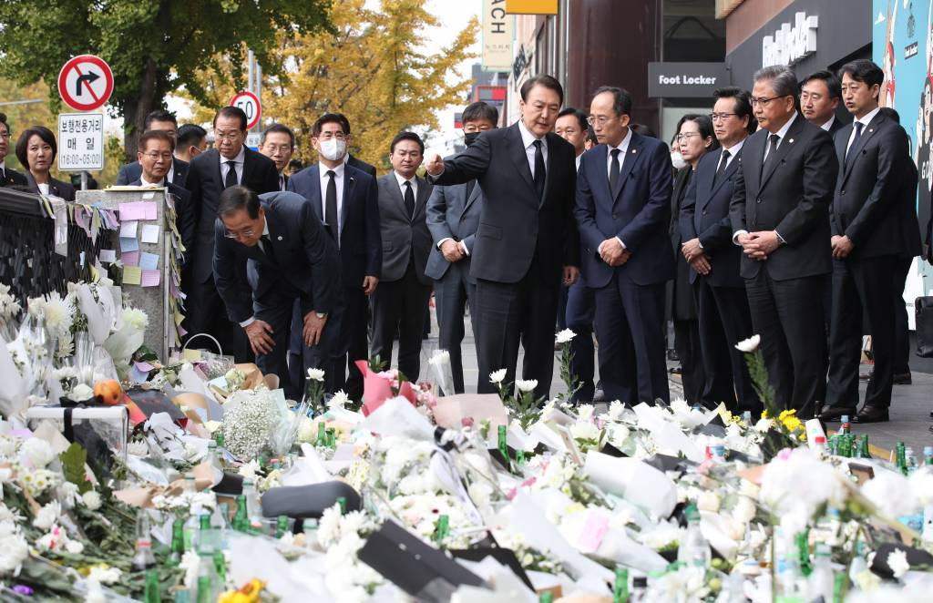 [서울=뉴시스] 전신 기자 = 윤석열 대통령이 1일 서울 용산구 이태원역 1번 출구 앞에 마련된 '이태원 압사 참사' 희생자 추모 공간을 찾아 헌화한 후 추경호 경제부총리와 대화하고 있다. 2022.11.01.