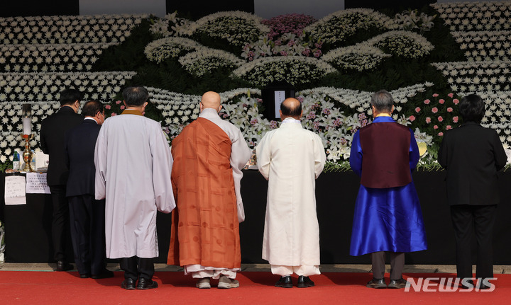 1일 이태원 사고 합동분향소를 찾은 국내 7대 종단 지도자들의 뒷모습. /사진=뉴시스