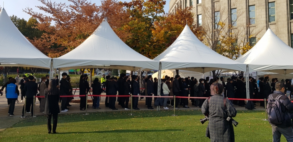 1일 오후 조문을 하기 위해 줄 서 있는 시민들. /사진=원동민 기자
