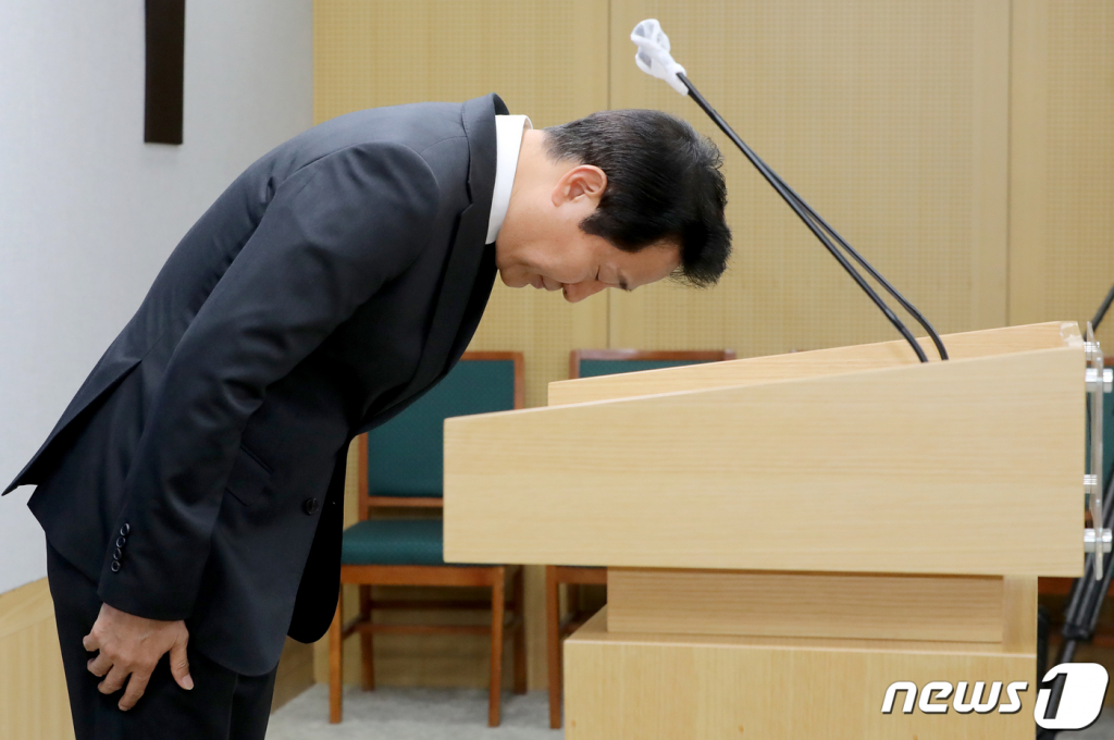 (서울=뉴스1) 장수영 기자 = 오세훈 서울시장이 1일 오후 서울시청 브리핑실에서 이태원 사고 관련 입장발표를 마친 뒤 고개숙여 인사하고 있다.   오 시장은 "시민의 생명과 안전을 책임지는 서울특별시장으로서 이번 사고에 대해 무한한 책임을 느끼며 깊은 사과의 말씀을 드린다"며 공식 사과했다. 2022.11.1/뉴스1  Copyright ? 뉴스1. All rights reserved. 무단 전재 및 재배포 금지.