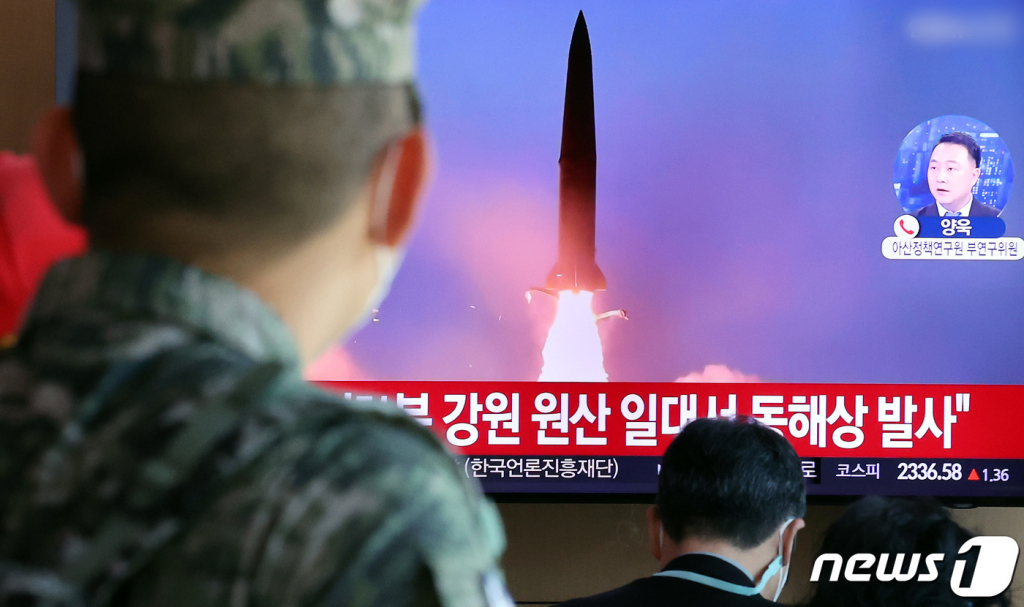(서울=뉴스1) 이동해 기자 = 2일 오전 서울역 대합실에서 시민들이 북한의 동해상 탄도미사일 발사 관련 뉴스를 시청하고 있다.  합참은 이날 오전 8시55분 국방부 출입기자들을 통해 북한이 동해상으로 미상의 탄도미사일을 발사했다고 밝혔다. 이에 8시 55분을 기해 울릉군에 공습경보가 내려졌다. 공습경보 메시지에는 지하로 대피하라는 내용이 담겼다. 북한의 미사일 발사로 인한 공습경보는 6년 9개월 만이다. 2022.11.2/뉴스1  Copyright ? 뉴스1. All rights reserved. 무단 전재 및 재배포 금지.