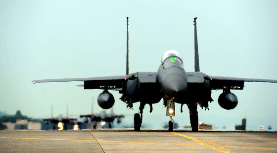 =2016년8월22일 오전 충북 청주시 29전술개발훈련비행전대에서 진행된 'Soaring Eagle' 훈련에서 F15K 전투기가 이륙 준비를 하고 있다. 2016.8.22/뉴스1  