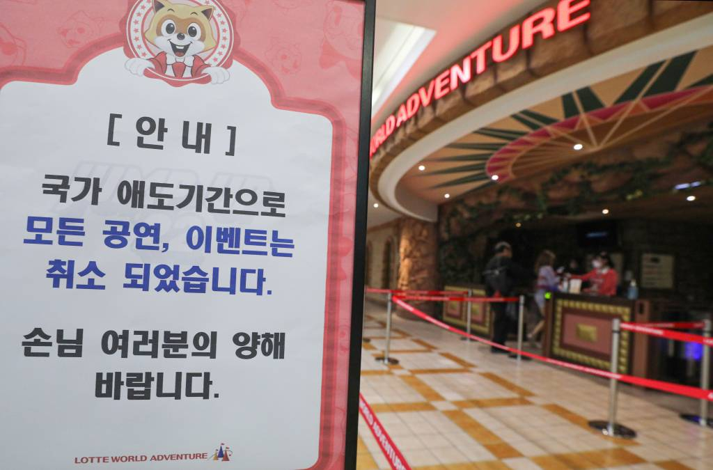 [서울=뉴시스] 권창회 기자 = 에버랜드와 롯데월드 등 국내 테마파크들이 이태원에서 벌어진 압사 사고에 따른 조치로 핼러윈 축제를 전면 중단했다. 사진은 31일 오후 서울 송파구 롯데월드에 게시된 이벤트 취소 안내문. 2022.10.31.