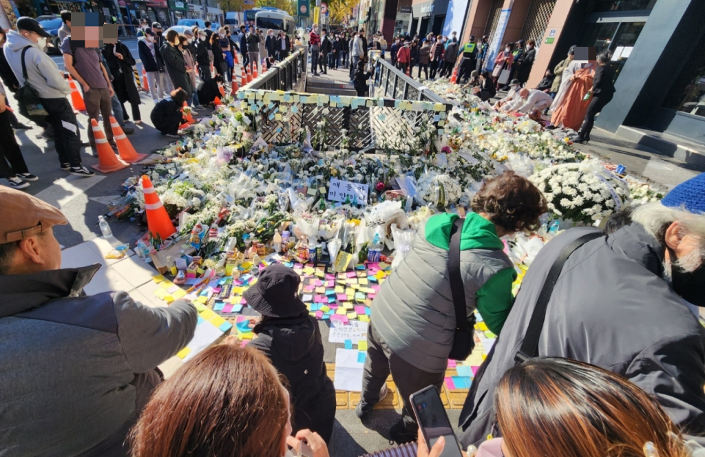 2일 오후 12시쯤 서울 이태원역 1번출구 일대에 마련된 추모공간 주변에 조문객들이 모여있다./사진=박상곤 기자