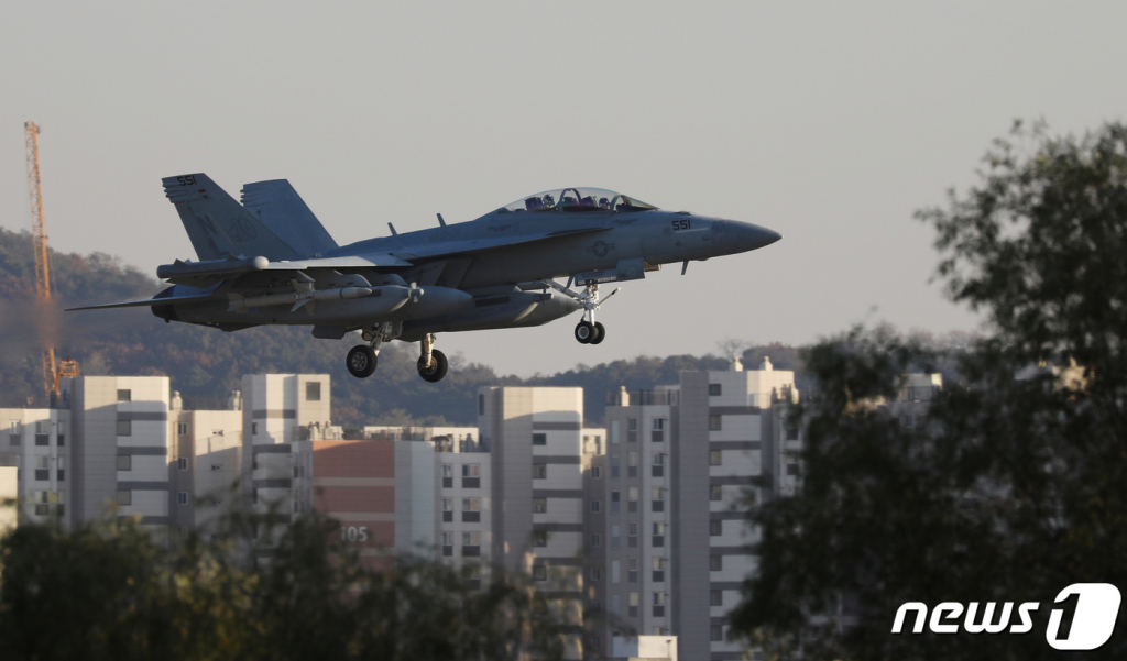 (평택=뉴스1) 김영운 기자 = 북한이 동·서해상을 향해 SRBM을 포함해 10발 이상 다종의 미사일과 100여발의 포병사격을 발사한 2일 오후 경기 평택시 주한미군 오산공군기지에서 EA-18G 그라울러 전자전기가 착륙하고 있다.   북한이 이날 발사한 미사일 중 1발은 분단 이후 처음으로 동해 북방한계선(NLL) 이남 26㎞ 지점 공해상에 떨어졌다. 2022.11.2/뉴스1  Copyright ? 뉴스1. All rights reserved. 무단 전재 및 재배포 금지.