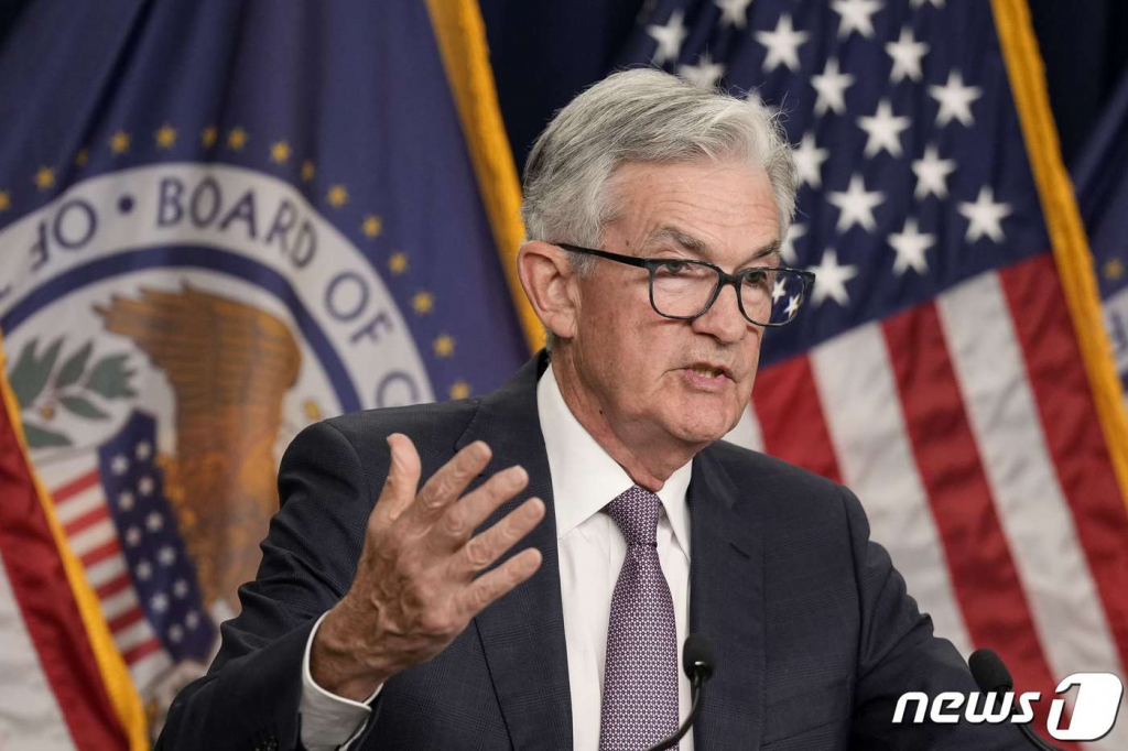 (워싱턴 AFP=뉴스1) 우동명 기자 = 제롬 파월 미국 연방준비제도(연준) 의장이 21일(현지시간) 워싱턴 연준에서 기준금리를 3연속 0.75%포인트 인상한 FOMC 정례회의를 마친 뒤 기자회견서 “물가상승률이 잡힐 때 까지 금리인하는 없다” 고 밝히고 있다.  ⓒ AFP=뉴스1  Copyright ? 뉴스1. All rights reserved. 무단 전재 및 재배포 금지.