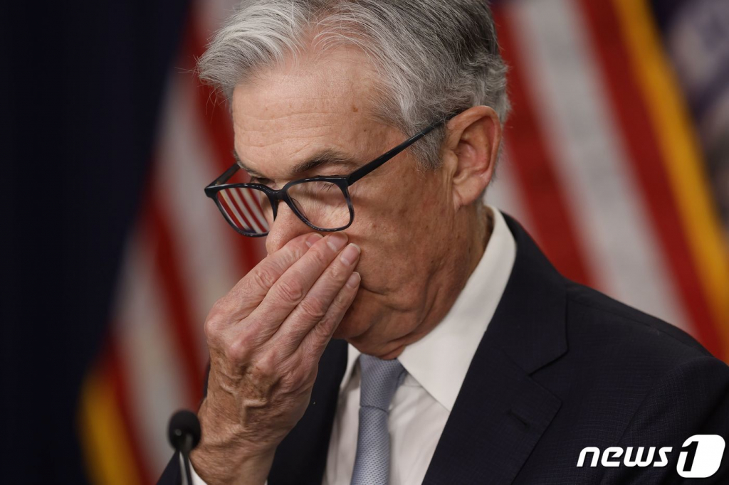 (AFP=뉴스1) 신웅수 기자 = 제롬 파월 미국 중앙은행 연방준비제도 이사회 의장이 2일(현지시간) 워싱턴 DC 은행 본부에서 열린 공개시장위원회(FMOC) 회의 후 기자회견에서 기자들의 질문에 답하고 있다.  파월 연준 의장은 이날 공개시장위원회(FOMC) 회의 직후 기자회견에서 “아직도 갈 길이 멀다”며 계속해서 공격적인 금리인상을 단행할 것임을 시사했다.  ⓒ AFP=뉴스1  Copyright ? 뉴스1. All rights reserved. 무단 전재 및 재배포 금지.