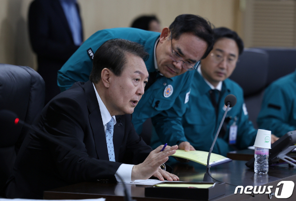 (서울=뉴스1) 오대일 기자 = 윤석열 대통령이 2일 용산 대통령실 청사에서 북한 탄도미사일 발사 관련 긴급 국가안전보장회의(NSC)를 주재하고 있다. (대통령실 제공) 2022.11.2/뉴스1  Copyright ? 뉴스1. All rights reserved. 무단 전재 및 재배포 금지.