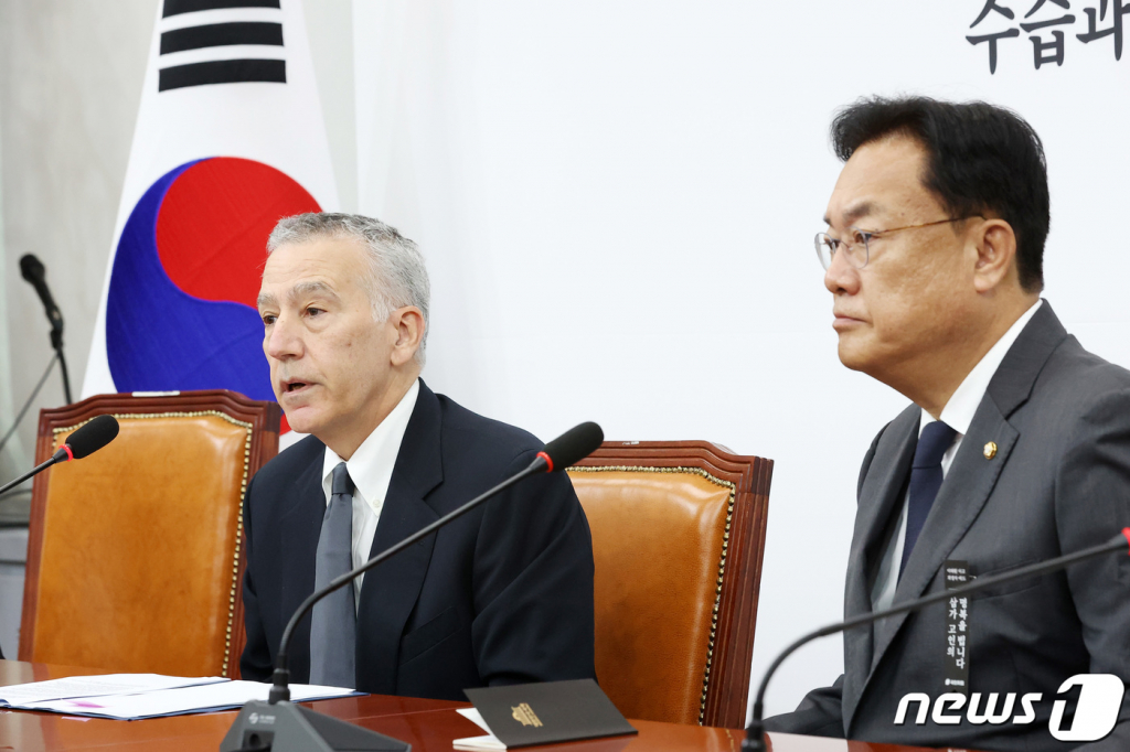 필립 골드버그 주한 미국대사(왼쪽)가 1일 서울 여의도 국회를 방문해 정진석 국민의힘 비상대책위원장을 예방, 발언하고 있다. 2022.11.1/뉴스1  Copyright ? 뉴스1. All rights reserved. 무단 전재 및 재배포 금지.