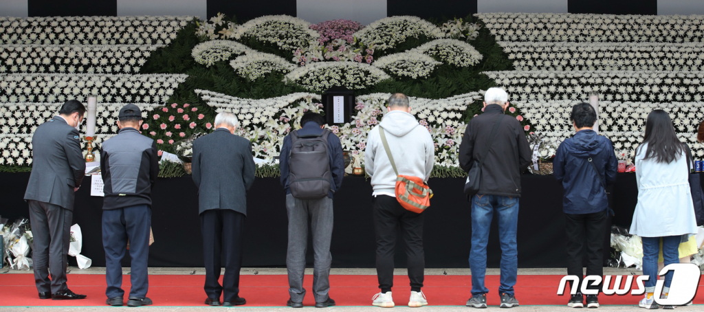 3일 오전 서울광장에 마련된 이태원 사고 사망자 합동분향소에서 시민들이 조문을 하고 있다. 2022.11.3/뉴스1  Copyright ? 뉴스1. All rights reserved. 무단 전재 및 재배포 금지.