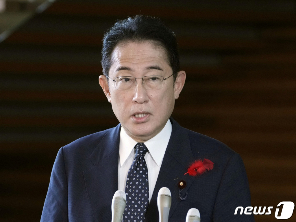 (도쿄 로이터=뉴스1) 김성식 기자 = 4일 북한이 발사한 중거리 탄도미사일이 일본 영공을 통과하자 기시다 후미오 일본 총리가 도쿄 관저에서 긴급 기자회견을 하고 있다.   ⓒ 로이터=뉴스1  Copyright ? 뉴스1. All rights reserved. 무단 전재 및 재배포 금지.