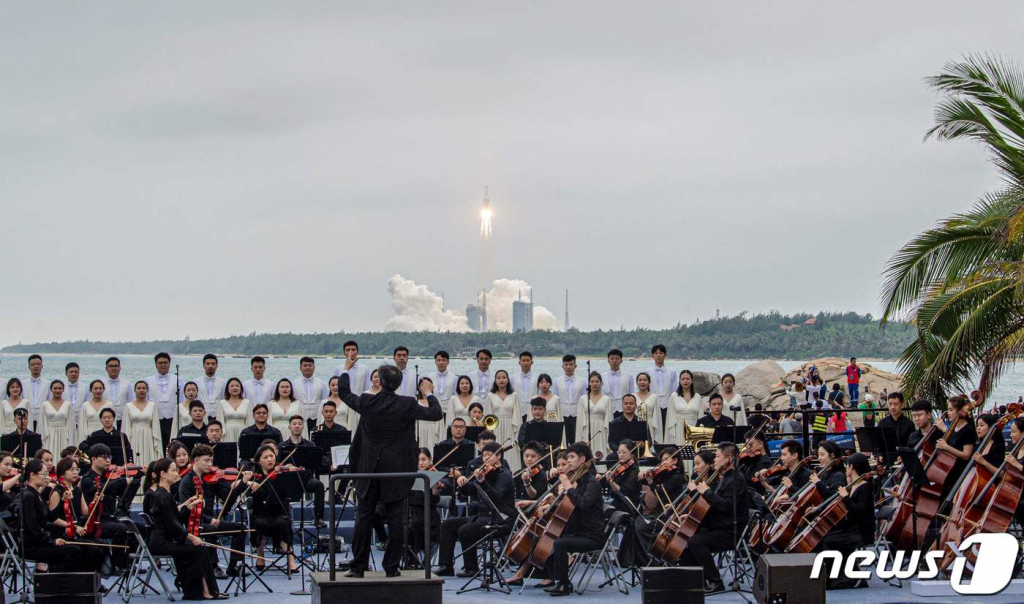 (원창 AFP=뉴스1) 우동명 기자 = 28일(현지시간) 중국 하이난성 원창 기지에서 창정 5B 로켓의 독자 우주 정거장의 핵심 모듈인 '톈허'를 실어 발사에 맞춰 연주단이 공연을 하고 있다.  ? AFP=뉴스1  