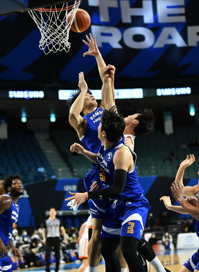 4일 열린 고양 캐롯과의 홈경기에서 리바운드를 잡아내고 있는 서울 삼성 이원석(위). /사진=KBL