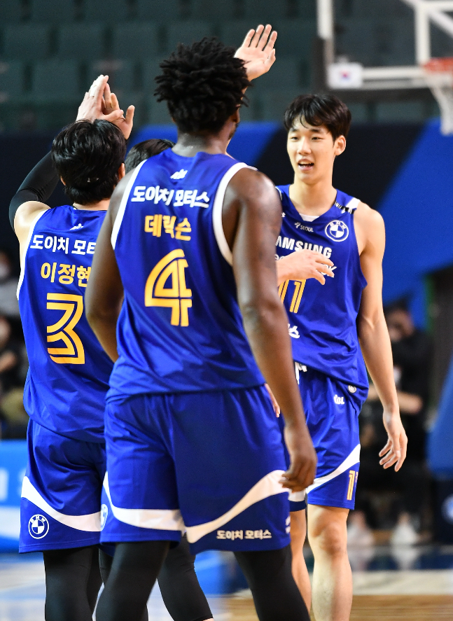프로농구 서울 삼성 이원석(오른쪽)이 4일 고양 캐롯전 승리 후 이정현 등 동료들과 함께 하이파이브를 하고 있다. /사진=KBL