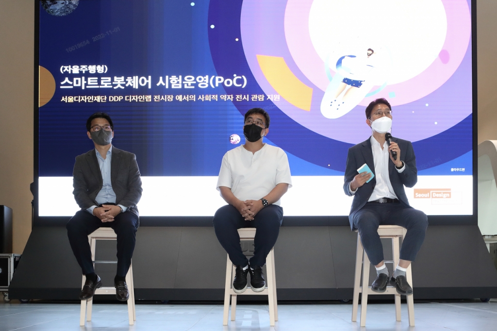 지난 1일 동대문 DDP에서 진행된 KT 스마트로봇체어 POC 현장 설명회에 참석한 (왼쪽부터)이헌중 대동모빌리티 모빌리티개발팀장, 고동욱 코가로보틱스 대표, 한재국 KT AI/DX융합사업부문 AI로봇사업단 팀장. /사진=KT
