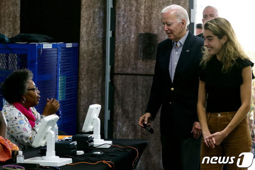 (윌밍턴 AFP=뉴스1) 우동명 기자 = 조 바이든 미국 대통령이 29일 (현지시간) 델라웨어주 윌밍턴에서 손녀 나탈리와 중간 선거의 사전 투표를 하기 위해 도착을 하고 있다.   ⓒ AFP=뉴스1  Copyright ? 뉴스1. All rights reserved. 무단 전재 및 재배포 금지.