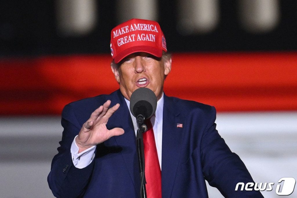 (러트로브 AFP=뉴스1) 우동명 기자 = 도널드 트럼프 전 미국 대통령이 5일 (현지시간) 중간 선거를 앞두고 펜실베이니아주 러트로브의 공항에서 공화당 상원 의원 후보 지원 유세를 하고 있다.  ⓒ AFP=뉴스1  Copyright ? 뉴스1. All rights reserved. 무단 전재 및 재배포 금지.